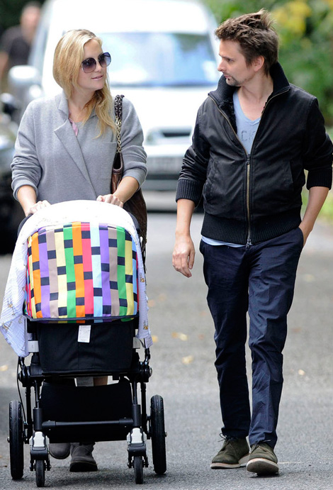 Kate-Hudson-Matt-Bellamy-out-with-their-baby-Missoni-Stroller.jpg