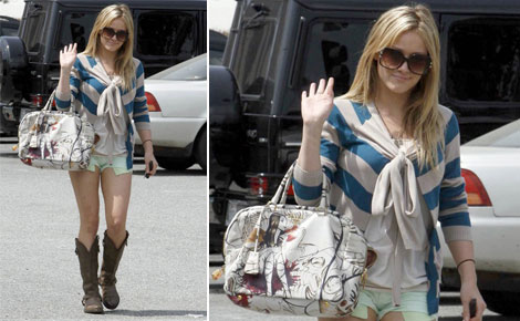 Hilary Duff Goes From Prada Bags To Muxo Bags