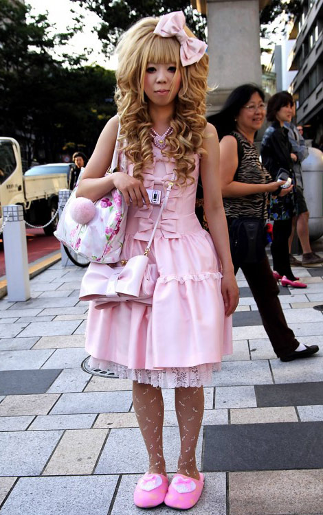 Hime Gyaru pink bow dress. I know I focused her blond curly hair above, 
