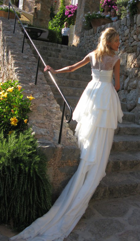Anja Rubik back of wedding dress