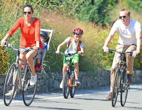 Jennifer Connelly Paul Bettany kids NY biking