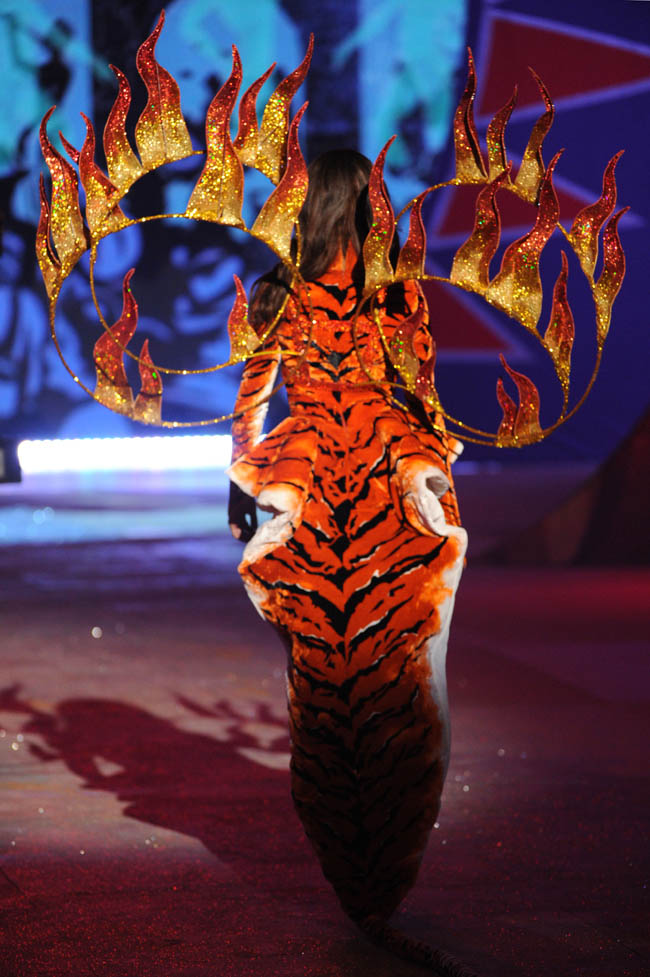 Joan Smalls tiger costume Victoria s Secret 2012 show