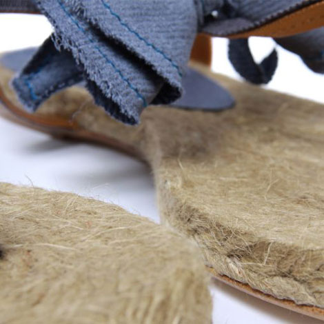 Lanvin bow Flip Flop sandals detail