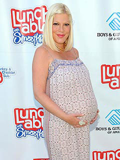 Tori Spelling just before giving birth