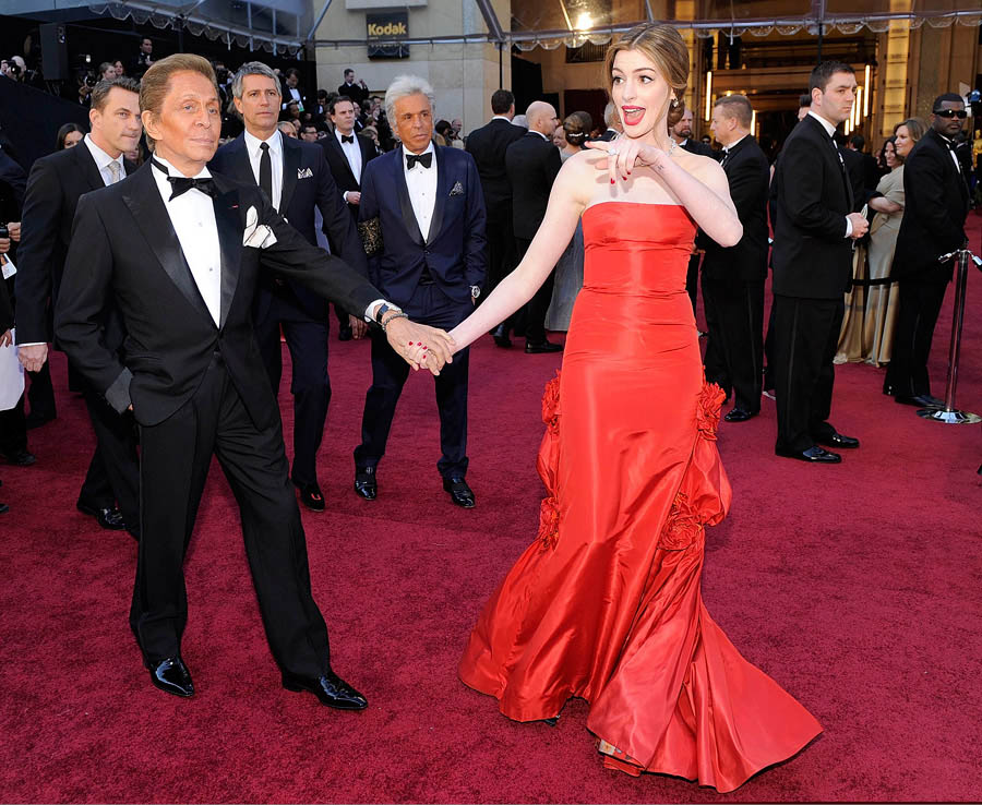 Anne Hathaway red Valentino dress 2011 Oscars 2