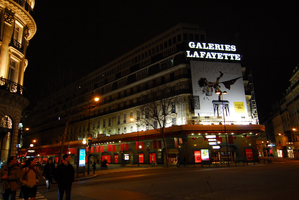 Galeries Lafayette Soldes by night