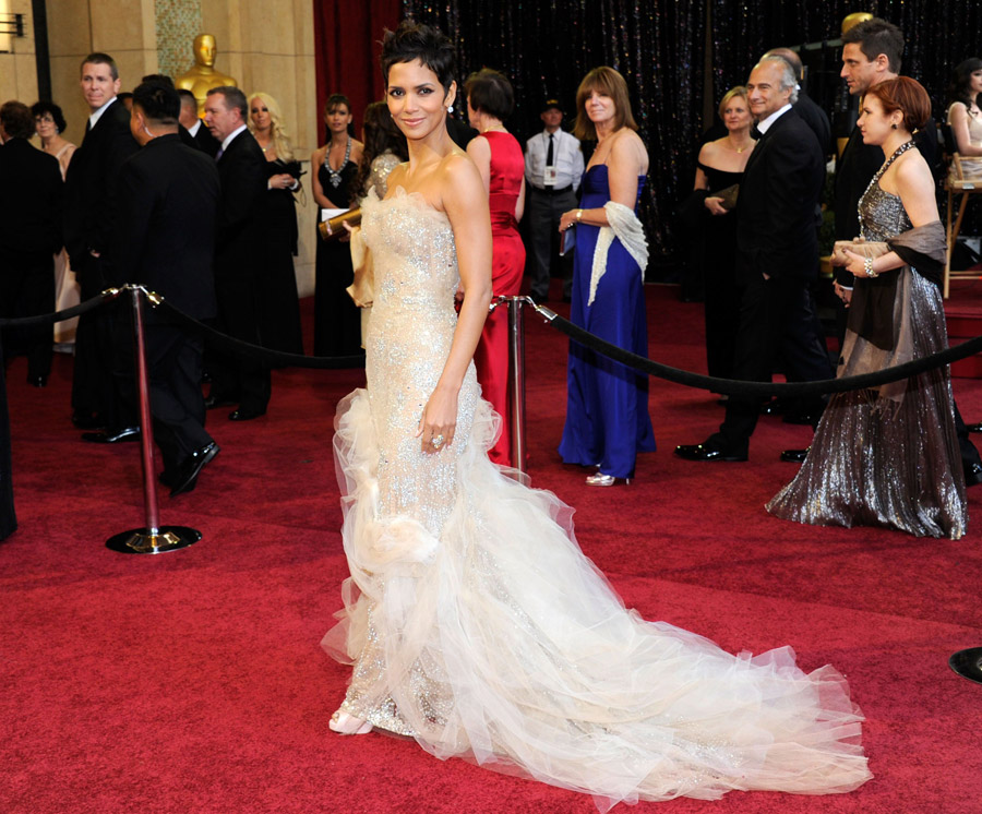 Halle Berry Marchesa sequined Marchesa dress 2011 Oscars 1