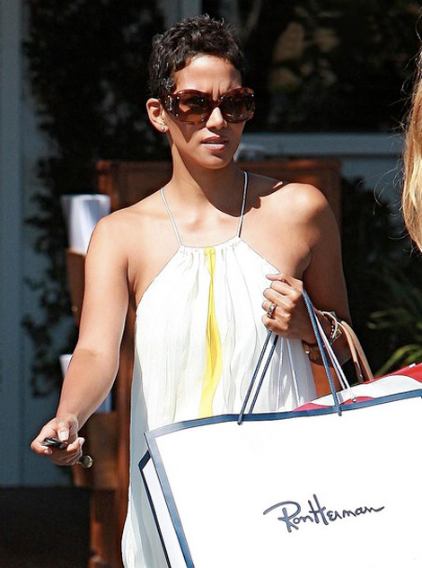 Halle Berry shopping