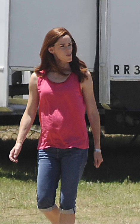 Jennifer Garner baby bump on set