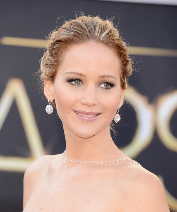 Jennifer Lawrence makeup earrings necklace 2013 Oscars