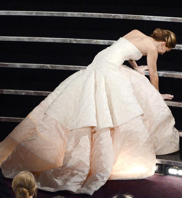 Jennifer Lawrence Oscars 2013 win falls on stage