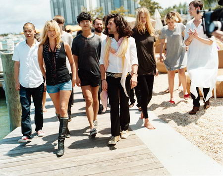 kate Moss, Daria Werbowy, Lara Stone W Magazine Summer Camp Group Picture Outside