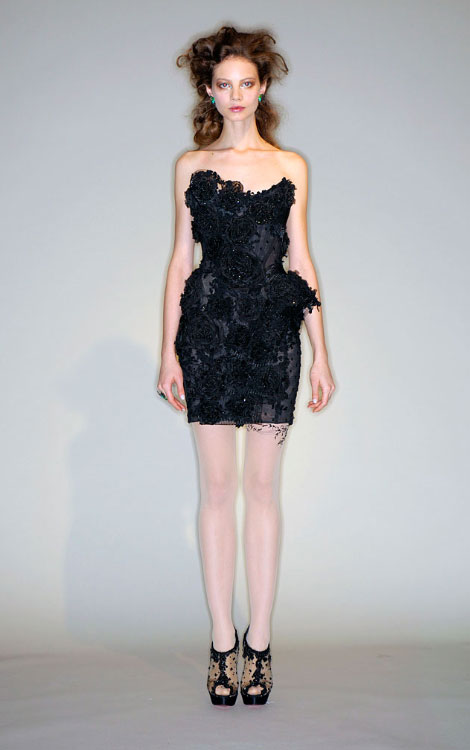 Heidi Klum’s Short Black Marchesa Dress For Emmys 2010 Red Carpet