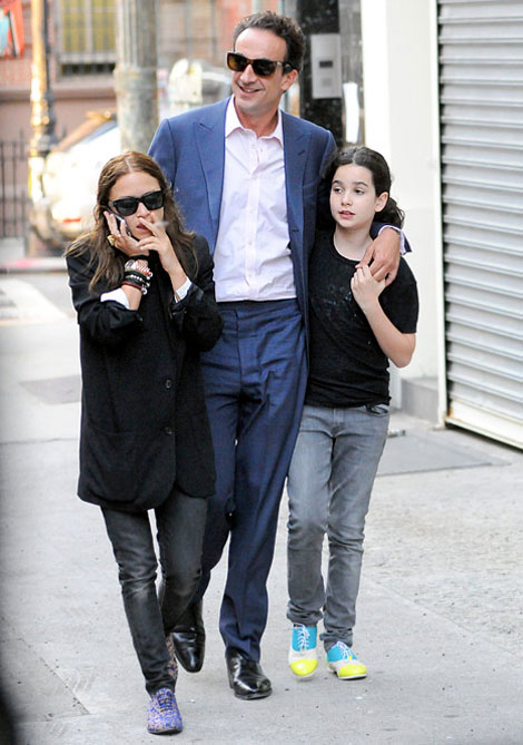 Mary Kate Olsen, Her Cigarette, Her New Man And His Daughter Walking