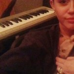 Miley Cyrus tweeting picture with wedding ring