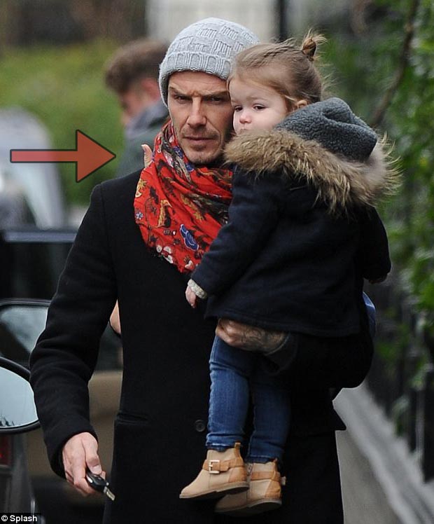mysterious thumb on David Beckham s shoulder