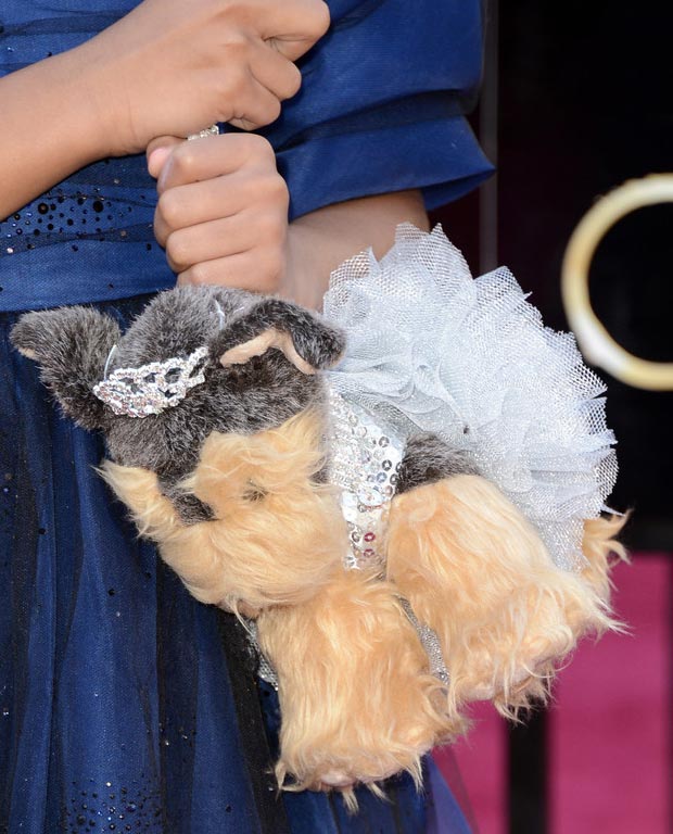 Quvenzhane wallis puppy bag 2013 Oscars