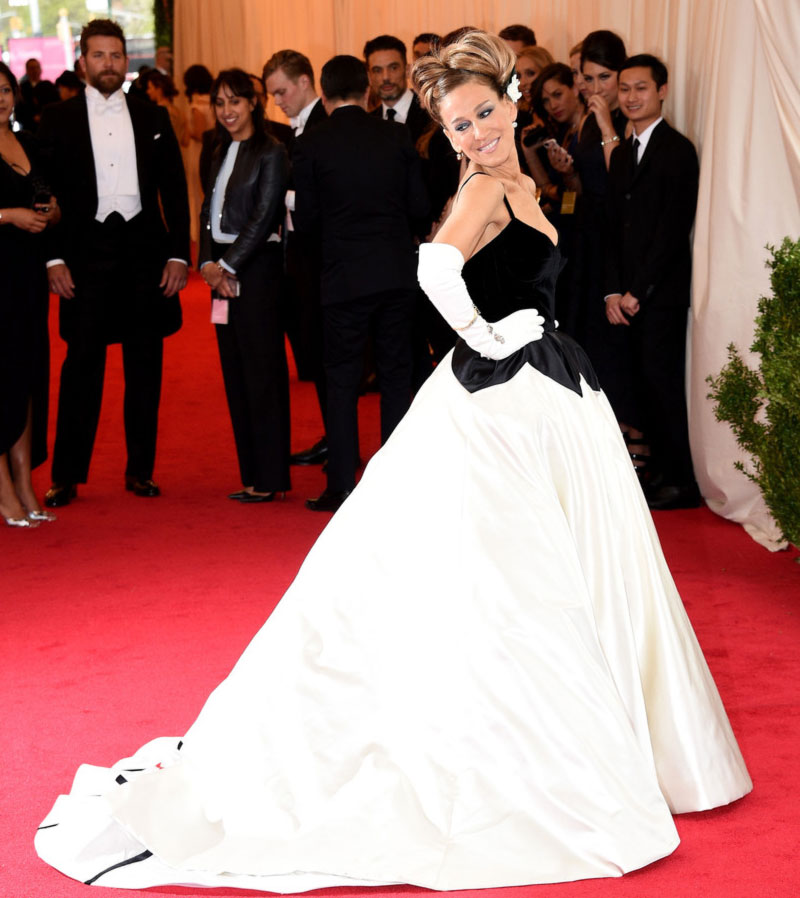 2014 Met Gala Fashion: Sarah Jessica Parker Black And White Oscar de la Renta Petal Dress
