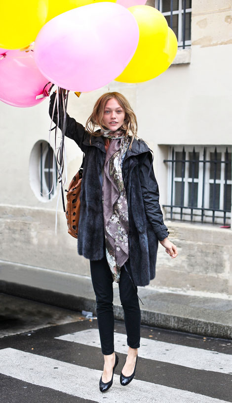 Sasha Pivovarova jumping balloons