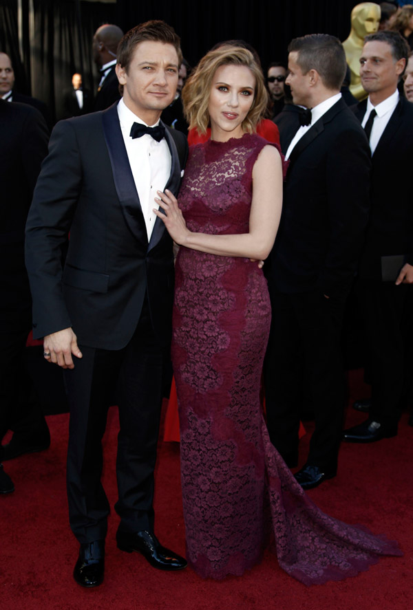 Scarlett Johansson purple Dolce and Gabbana dress 2011 Oscars 4