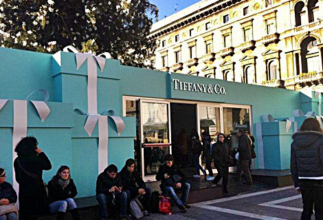 Tiffany Christmas tree Milan boutique entry