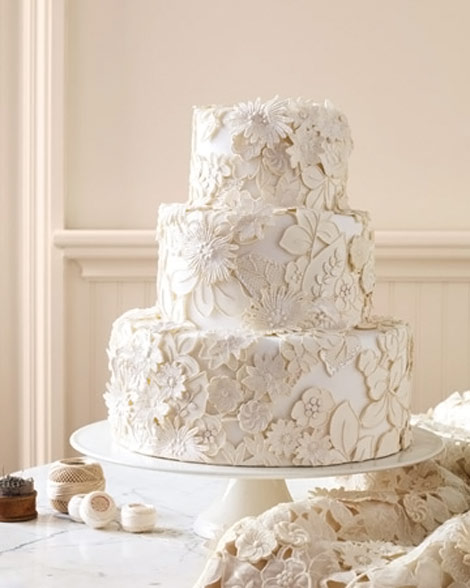 white flowers applique wedding cake